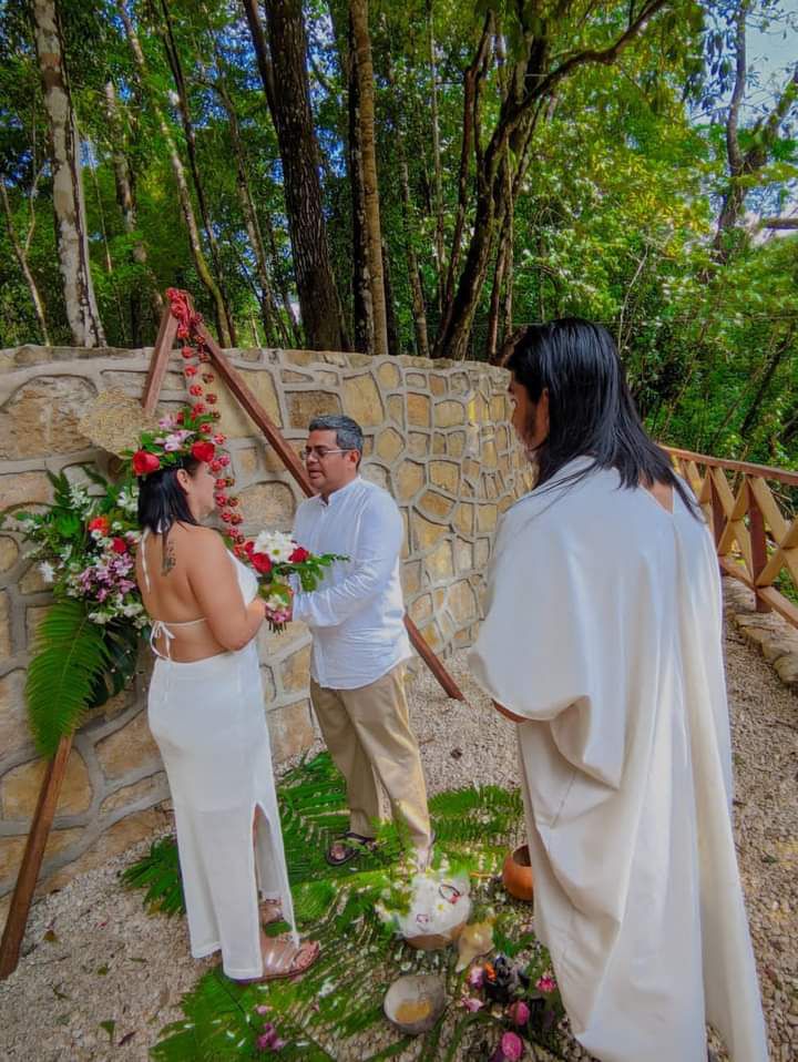 Altar de boda maya en Chiapas decorado con flores, velas y ofrendas en medio de la selva.
