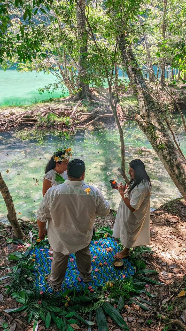 Ceremonia de boda inspirada en la tradición maya en una playa de Chiapas al atardecer.