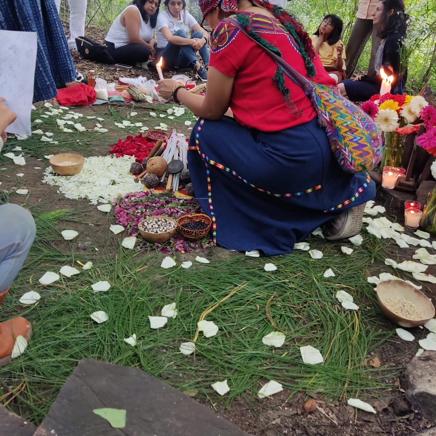 Piedras volcánicas calientes dentro de un temazcal con vapor herbal.